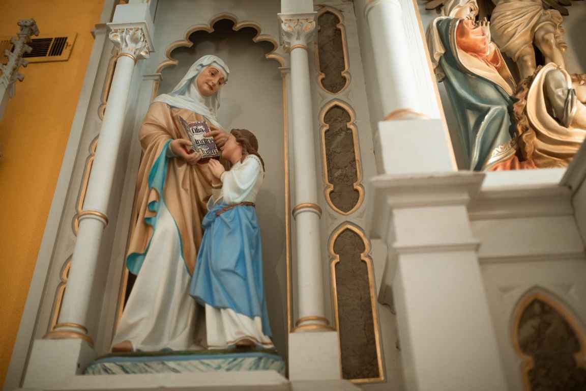 white and gold concrete statue